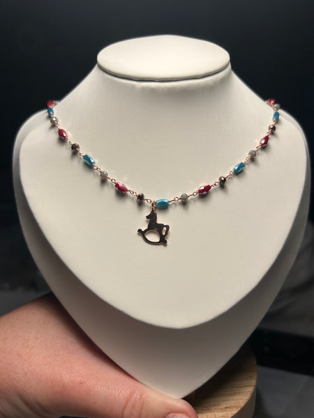 Collana toni del blu & bordeaux cavallo a dondolo