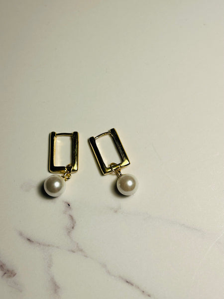 Orecchino rettangolo con perla pendente