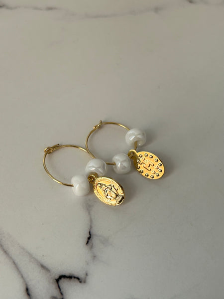 Orecchini cerchio madonnina e perle in vetro