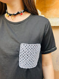T-shirt nera crochet