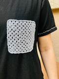 T-shirt nera crochet